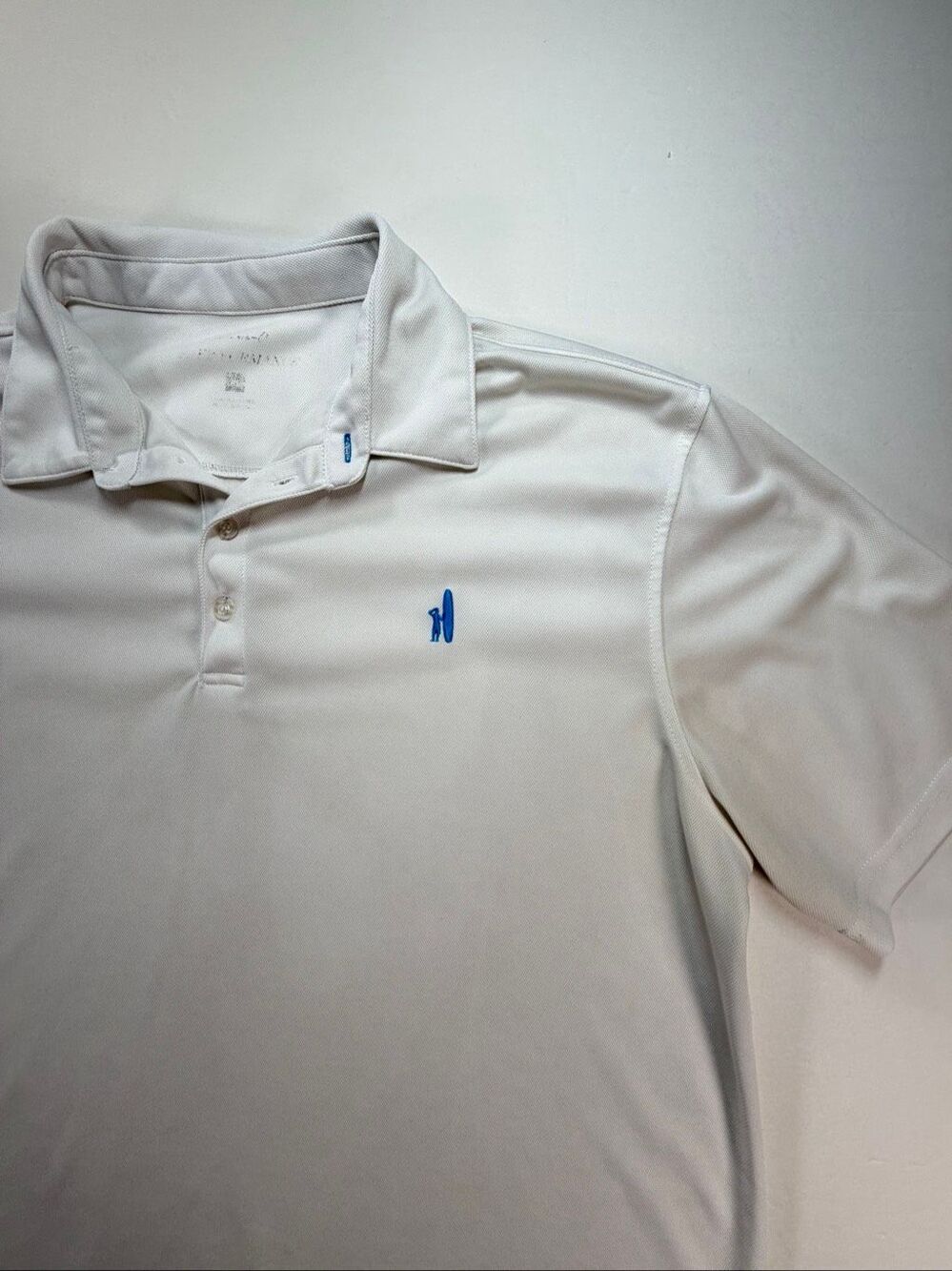 johnnie-O Men’s Size Large White Performance Golf Polo Blue Surfer Logo